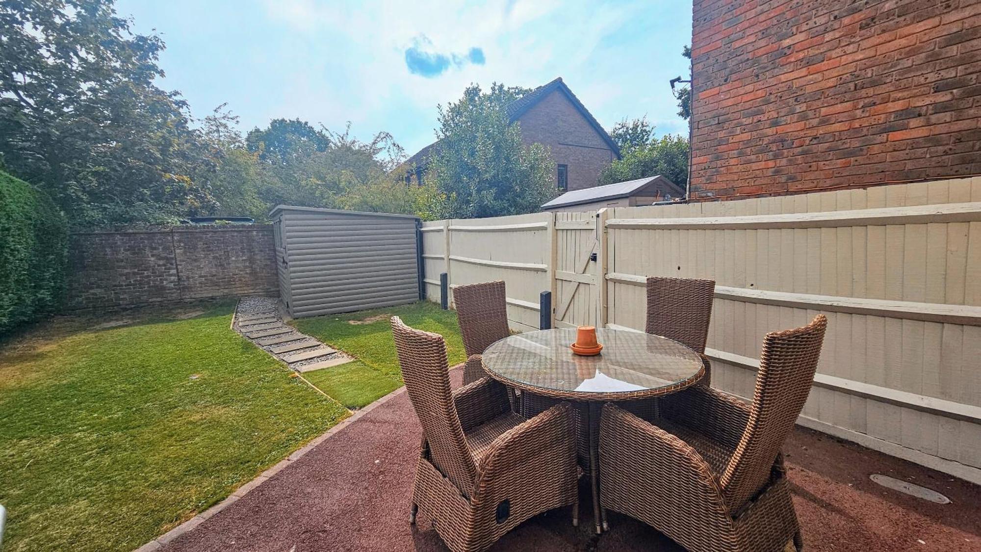 Grassmere - 3 Bed House With Private Garden Horley Zewnętrze zdjęcie