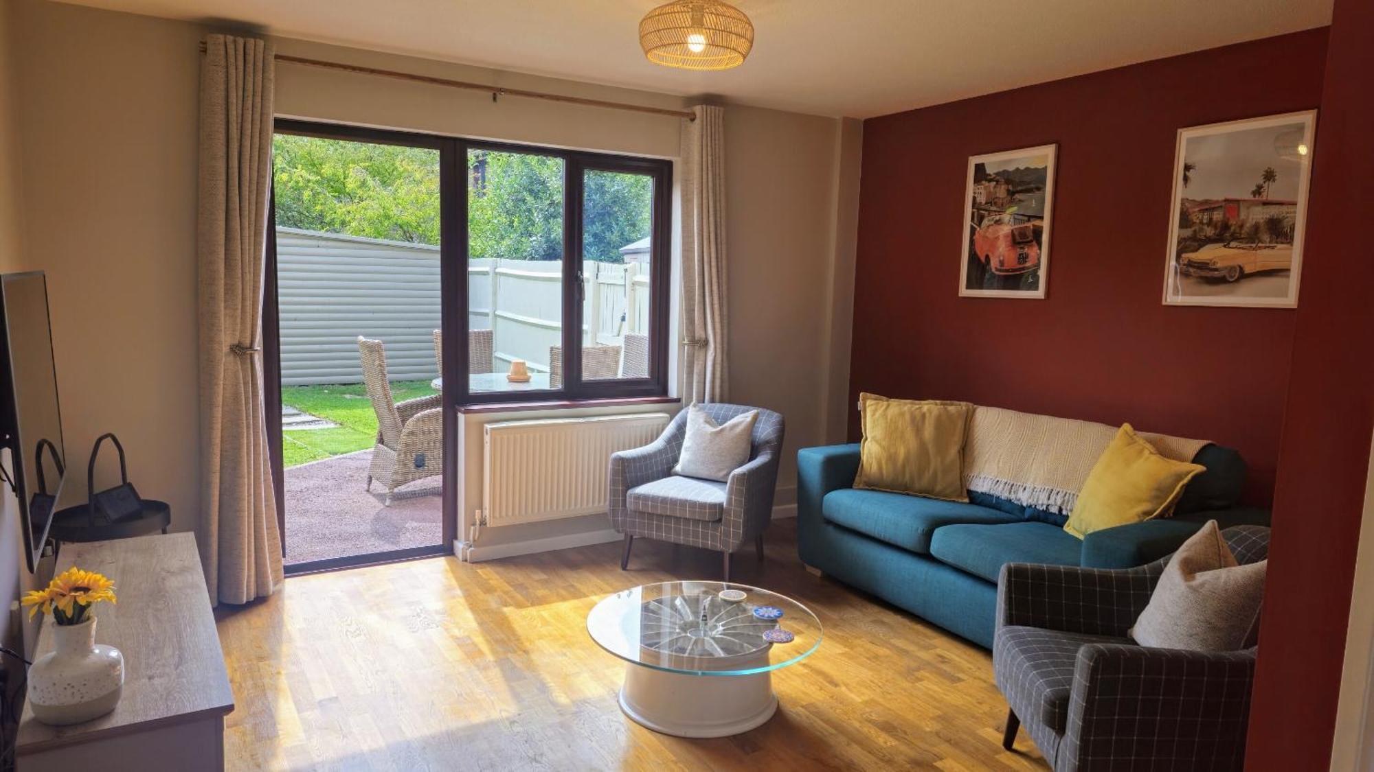 Grassmere - 3 Bed House With Private Garden Horley Zewnętrze zdjęcie
